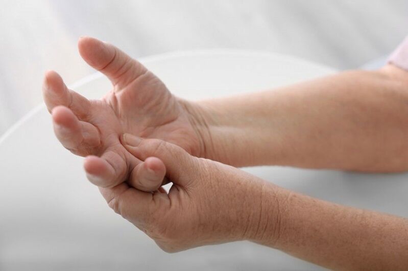 Ból dłoni i palców jest częstym objawem osteochondrozy szyjnej