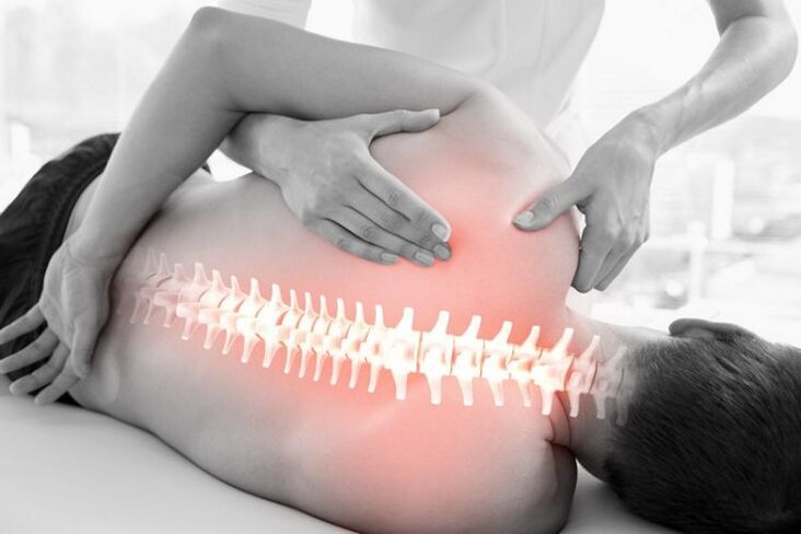 Sesja terapii manualnej w osteochondrozie kręgosłupa piersiowego