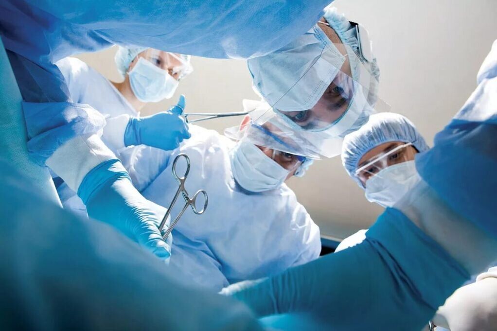 W przypadku skomplikowanej osteochondrozy klatki piersiowej wykonuje się operację